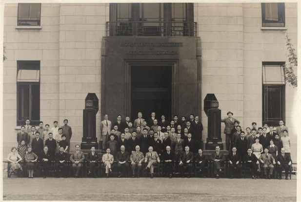 圖為1935年5月，雷士德醫(yī)學(xué)研究院全體成員合影.jpg