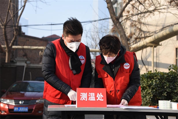 2020年2月，在公司認(rèn)領(lǐng)的無物業(yè)管理執(zhí)勤點(diǎn)位上，黨員在執(zhí)勤點(diǎn)位上工作.jpg