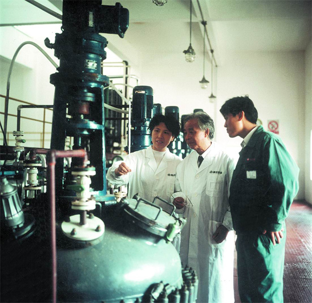 上世紀(jì)90年代，周后元在藥廠生產(chǎn)車間指導(dǎo)工作。1994年周后元當(dāng)選首批中國工程院院士。.jpg