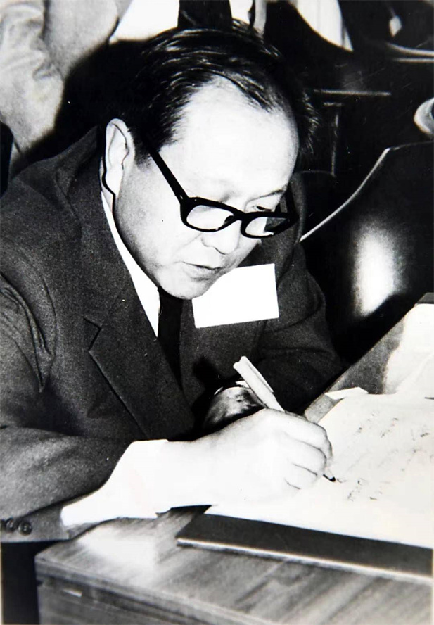 1979年，世界衛(wèi)生組織考察確證我國已于60年代初消滅天花。12月，北京生研所所長章以浩作為全球消滅天花證實委員會成員，在全球消滅天花證書上簽字。次年5月，世界衛(wèi)生組織第33屆世界衛(wèi)生大會宣布全球已消滅天花.jpg