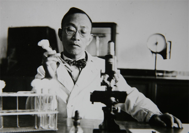 1955年，湯飛凡主持的沙眼研究小組分離出世界上第一株“沙眼衣原體”，命名為TE8，后在國際醫(yī)學(xué)界引起巨大反響，為我國贏得了榮譽(yù)，為我國微生物學(xué)界爭得了光榮.jpg