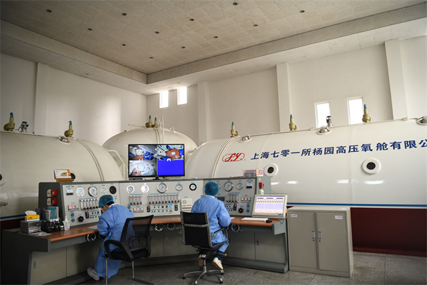 2020年2月，國藥東風總醫(yī)院使用高壓氧艙技術(shù)治療新冠肺炎。.jpg