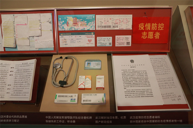 在慶祝中國共產(chǎn)黨成立100 周年之際，中國共產(chǎn)黨歷史展覽館正式開館。國藥集團新冠疫苗實物、國藥疫苗海外合作工作成果及醫(yī)療物資援外畫面入選“抗擊疫情”展區(qū)，20 萬國藥人的工作成果在百年黨史展覽上留下堅實印記。.jpg