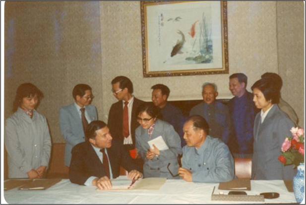 1982年5月，上海施貴寶合資簽約儀式，是中國改革開放以后成立的第一家中美合資制藥企業(yè)。.png