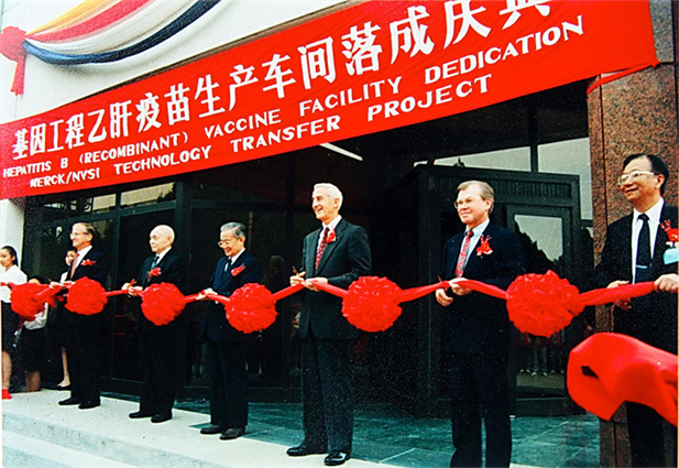 1989年，中國生物制品總公司成立。同年，北京生物制品研究所率先從美國默克公司引進重組酵母乙肝疫苗工業(yè)化生產(chǎn)技術(shù).jpg