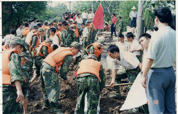 1998年8月15日，太極集團(tuán)派出41名員工組成抗洪搶險(xiǎn)隊(duì)，赴湖北荊州抗洪搶險(xiǎn)。.jpg