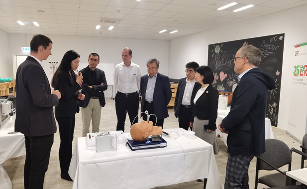 2023年11月10日，國藥集團(tuán)董事長劉敬楨應(yīng)邀率團(tuán)訪問歐洲領(lǐng)先的高端醫(yī)用耗材提供商洛曼勞仕醫(yī)療集團(tuán)，與洛曼勞仕集團(tuán)總裁、首席執(zhí)行官沃爾夫?qū)ぞ鬯估蘸褪紫\(yùn)營官托馬斯·美尼茨會談交流.jpg
