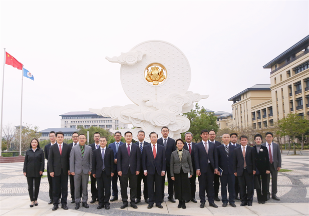 2024年2月26日，國藥集團(tuán)黨委書記、董事長劉敬楨一行訪問澳門大學(xué)，雙方簽署戰(zhàn)略合作協(xié)議并就進(jìn)一步深化合作進(jìn)行會談。澳門大學(xué)校長宋永華、副校長徐建，國藥集團(tuán)副總經(jīng)理（主持經(jīng)營工作）胡建偉，副總經(jīng)理董增賀、晉斌等出席活動。1.png