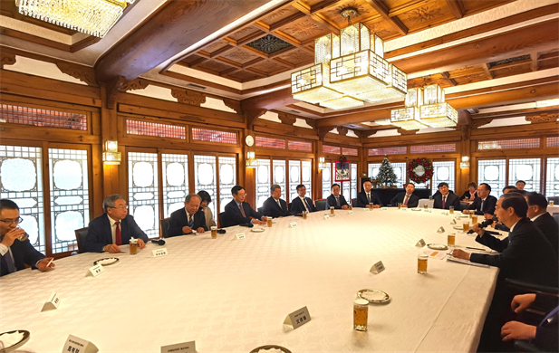 2023年12月20日，國藥集團(tuán)黨委書記、董事長劉敬楨參加韓國總理韓德洙會見中方代表團(tuán)活動并作為代表發(fā)言，就中韓兩國在生命健康領(lǐng)域未來發(fā)展合作提出積極建議。韓德洙對國藥集團(tuán)在韓中經(jīng)濟(jì)社會及生命健康領(lǐng)域的合作發(fā)展表示贊許.jpg
