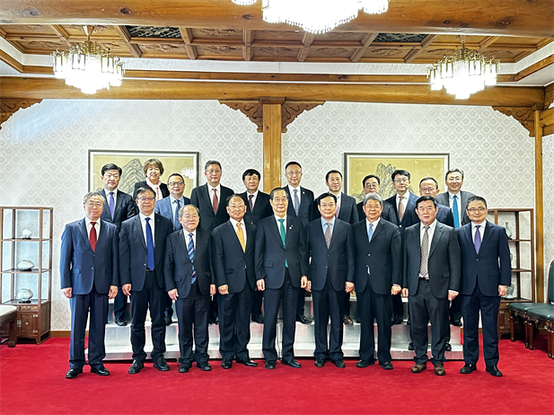 2023年12月20日，國藥集團(tuán)黨委書記、董事長劉敬楨參加韓國總理韓德洙會見中方代表團(tuán)活動(dòng)并作為代表發(fā)言，就中韓兩國在生命健康領(lǐng)域未來發(fā)展合作提出積極建議。韓德洙對國藥集團(tuán)在韓中經(jīng)濟(jì)社會及生命健康領(lǐng)域的合作發(fā)展表示贊許。.jpg