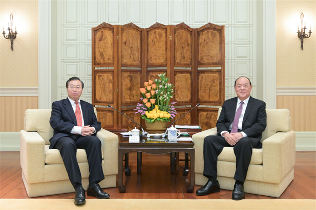 2024年2月26日，澳門特區(qū)行政長(zhǎng)官賀一誠(chéng)會(huì)見國(guó)藥集團(tuán)黨委書記、董事長(zhǎng)劉敬楨一行，雙方就推動(dòng)大健康產(chǎn)業(yè)發(fā)展、橫琴粵澳深度合作區(qū)建設(shè)等議題交換意見-1.jpg