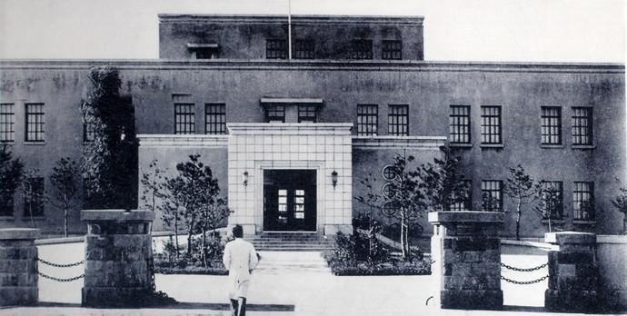 1946年，東北民主聯(lián)軍接管長(zhǎng)春衛(wèi)生技術(shù)廠，后改稱(chēng)東北衛(wèi)生技術(shù)廠（長(zhǎng)春生物制品研究所前身）