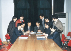 1990年，侯惠民帶領(lǐng)研發(fā)科研人員和企業(yè)科研人員一起交流。1996年侯惠民當選中國工程院院士