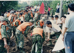 1998年8月15日，太極集團派出41名員工組成抗洪搶險隊，赴湖北荊州抗洪搶險。