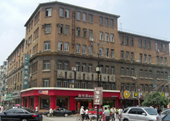1949年，東北醫(yī)藥總公司辦公樓（位于沈陽市太原街13 號，其中第一至第三層為30年代原建筑，第四層以上為80  年代所接蓋