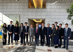 2023年12月19日至21日，劉敬楨一行在與大熊制藥總經(jīng)理樸聖秀、全球事業(yè)部部長金度榮、中國事業(yè)組組長文智英等會談