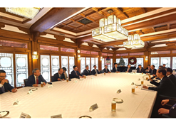 2023年12月20日，國藥集團(tuán)黨委書記、董事長劉敬楨參加韓國總理韓德洙會見中方代表團(tuán)活動并作為代表發(fā)言